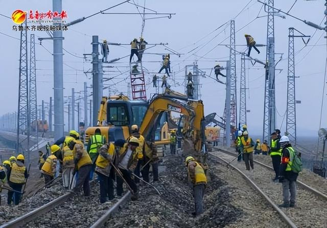　　11月16日，兰新铁路精河至阿拉山口段增建二线工程正在进行线路拨接和接触网调整作业 。通讯员文兴华摄