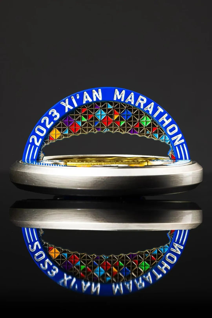 西安马拉松奖牌。 图片来源：西安曲江新区管理委员会官方账号