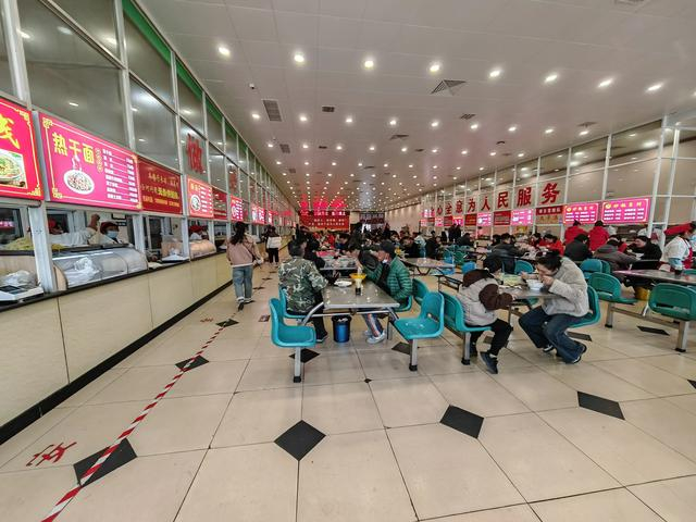 南街村人民公社大食堂,看下我国唯一共产村,吃一顿饭花多少钱?