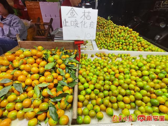 淡村农贸市场内果摊销售的红金桔（左）和脆皮（右）