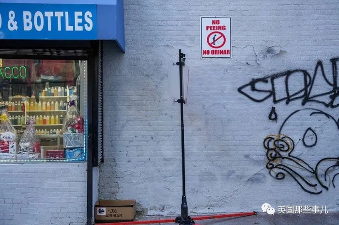 美国城市的老建筑快被尿冲垮了随地小便太猖獗只因没有公厕