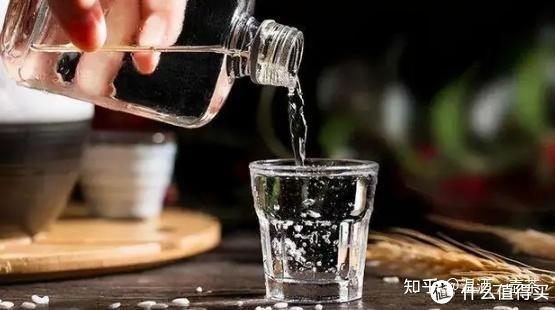 “酒”要与你一起喝，和喜欢的人一起喝酒，却是一种幸福……