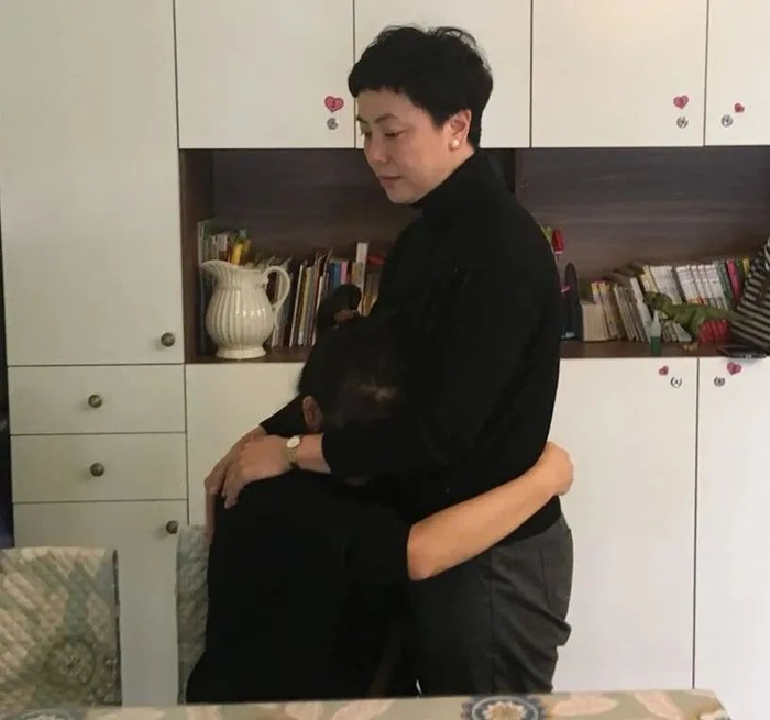 周翾主任在病房安慰家属