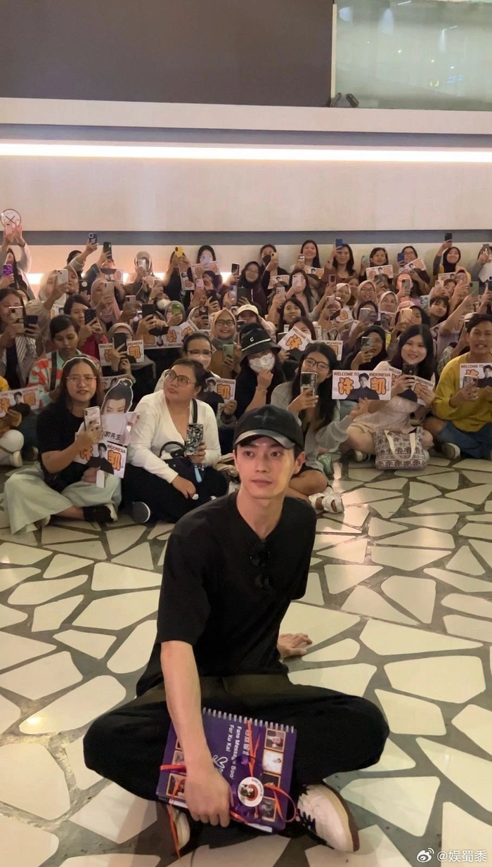 许凯你小子真的好会 ,比心,飞吻,合照三件套是吧 ……|许凯_新浪新闻