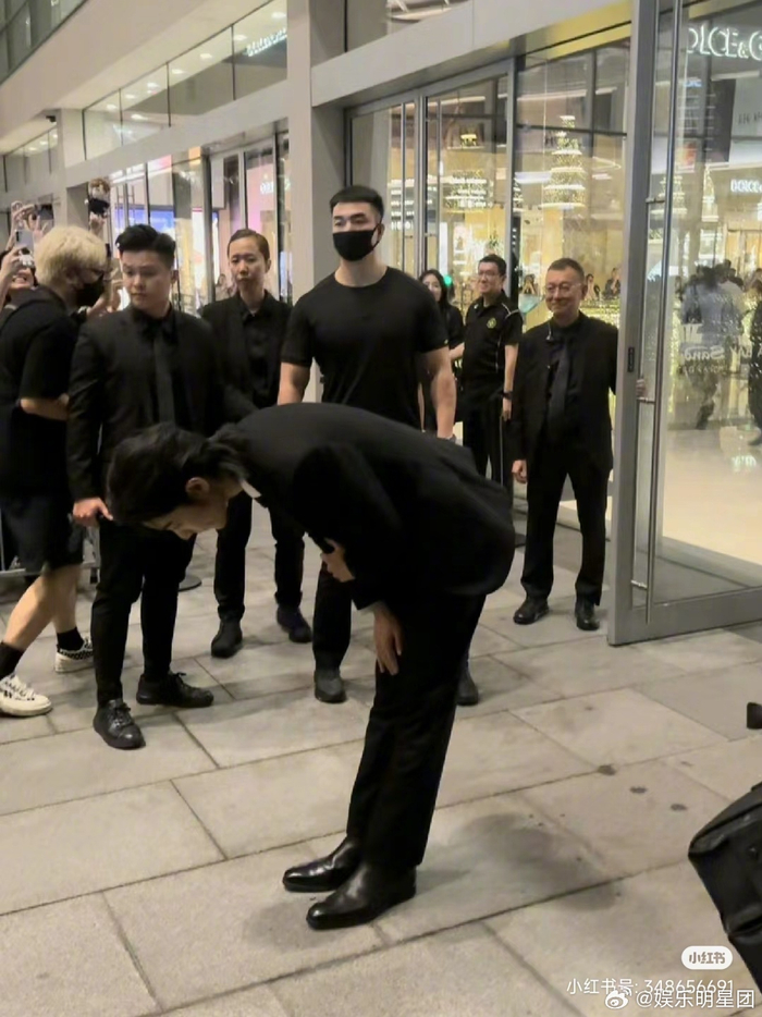 肖战这个转身回头鞠躬,好绅士的王子礼