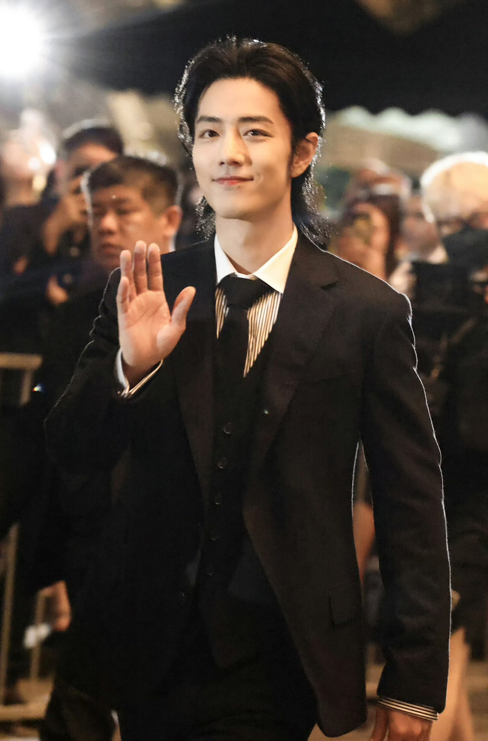 肖战今晚路透,一身黑西装狼尾大背头,松弛内敛……|肖战|大背头|拉夫