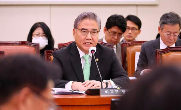 图为韩国外交部长官朴振11月30日出席韩国国会外交统一委员会全体会议