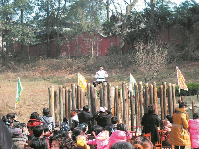     窦圌山的梅花桩表演