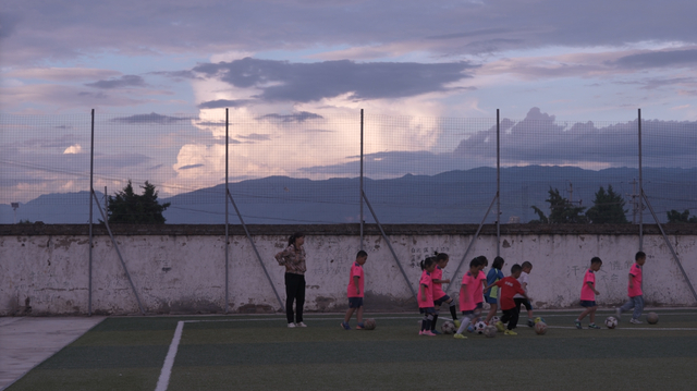 二年级学生在练球。本文图片除特殊标注外，均为澎湃新闻记者 刘浩南 黄之涵 图
