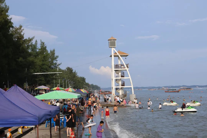 东兴金滩引来大量游客。谢芳 摄