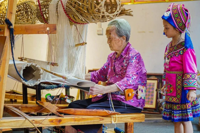 忻城县是广西壮锦的起源地之一，有着悠久的历史和深厚的文化底蕴。图源来宾市文化广电和旅游局