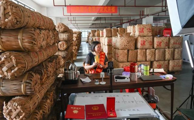 邓超芝在安化县马路镇云台山八角茶业的茶仓里直播。 受访者供图