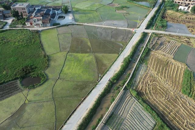 深圳宝安慈善会援建的龙川县鹤市镇芝野村宝慈路通车让村民踏
