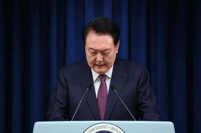 图为韩国总统尹锡悦11月28日向韩国国民道歉。