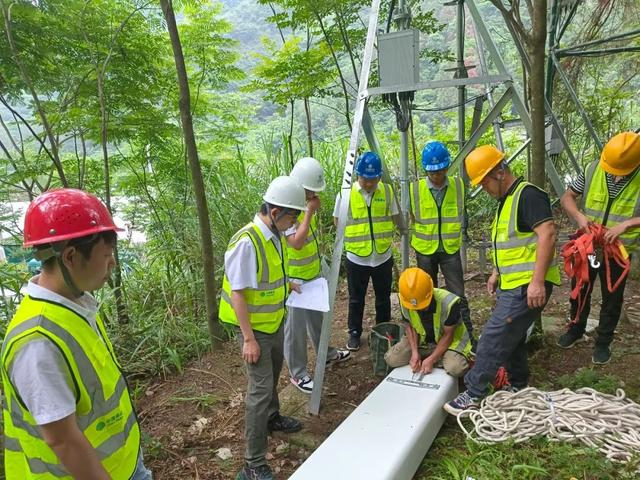 桑植移动建设团队奔赴人潮溪镇，在山坳里进行光缆、电缆布放及设备安装等工作。 黄槐 摄