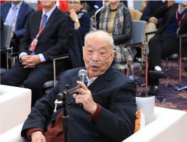 图为王振义现场发表感言。