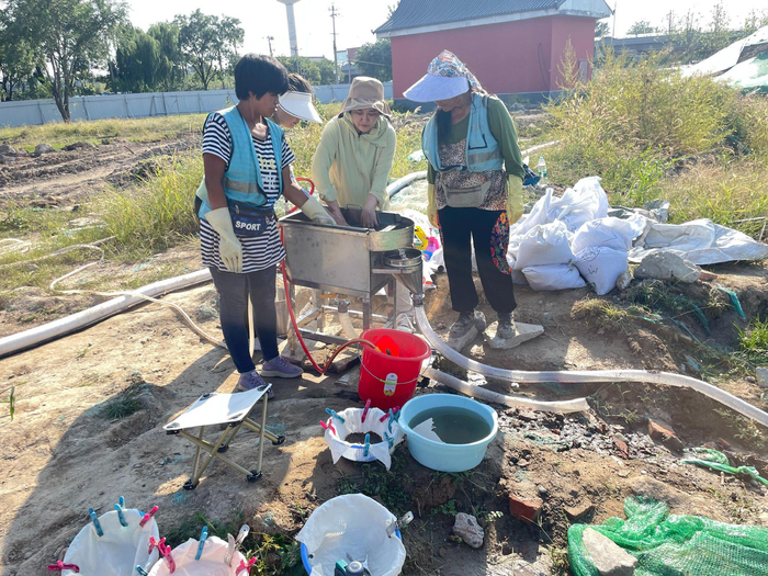 金和天（中）在考古现场浮选样本