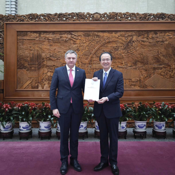 外交部礼宾司司长洪磊接受白俄罗斯新任驻华大使切尔维亚科夫递交国书