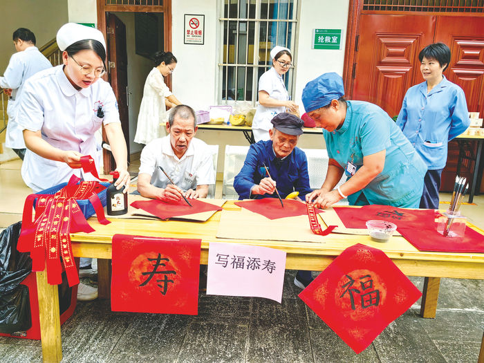     南宁市第一人民医院医疗集团成员单位良庆区大塘养老服务中心组织老年人开展书法等多种文艺活动，让老人老有所乐。 （医院供图）