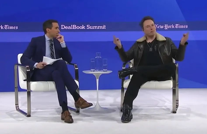 拼命想着怎么接话的主持人，和绘声绘色拼读着单词的马斯克