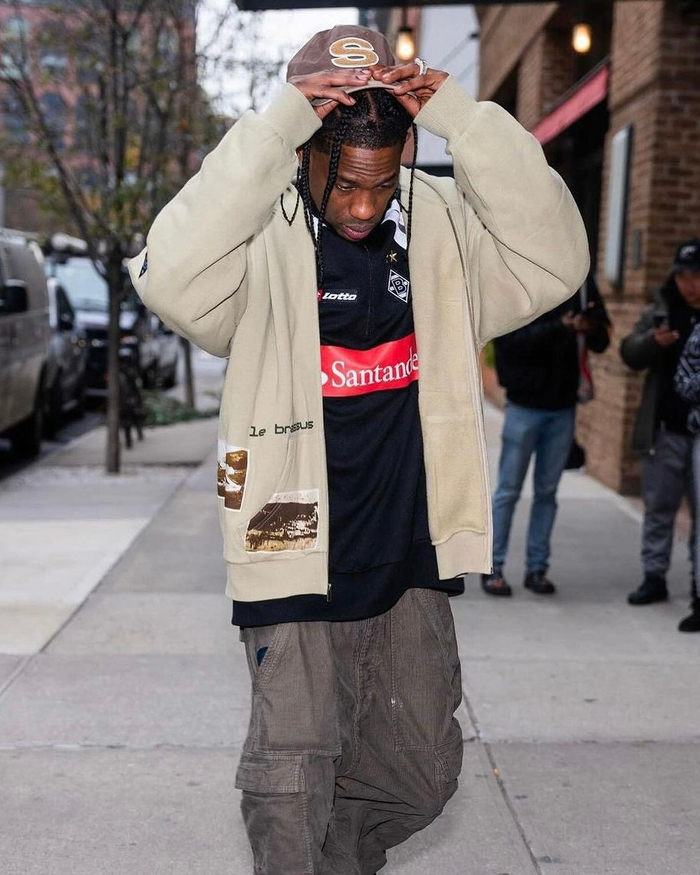 scott这个好有爱 巡演时粉丝从台下扔了个帽子给他……|travis scott