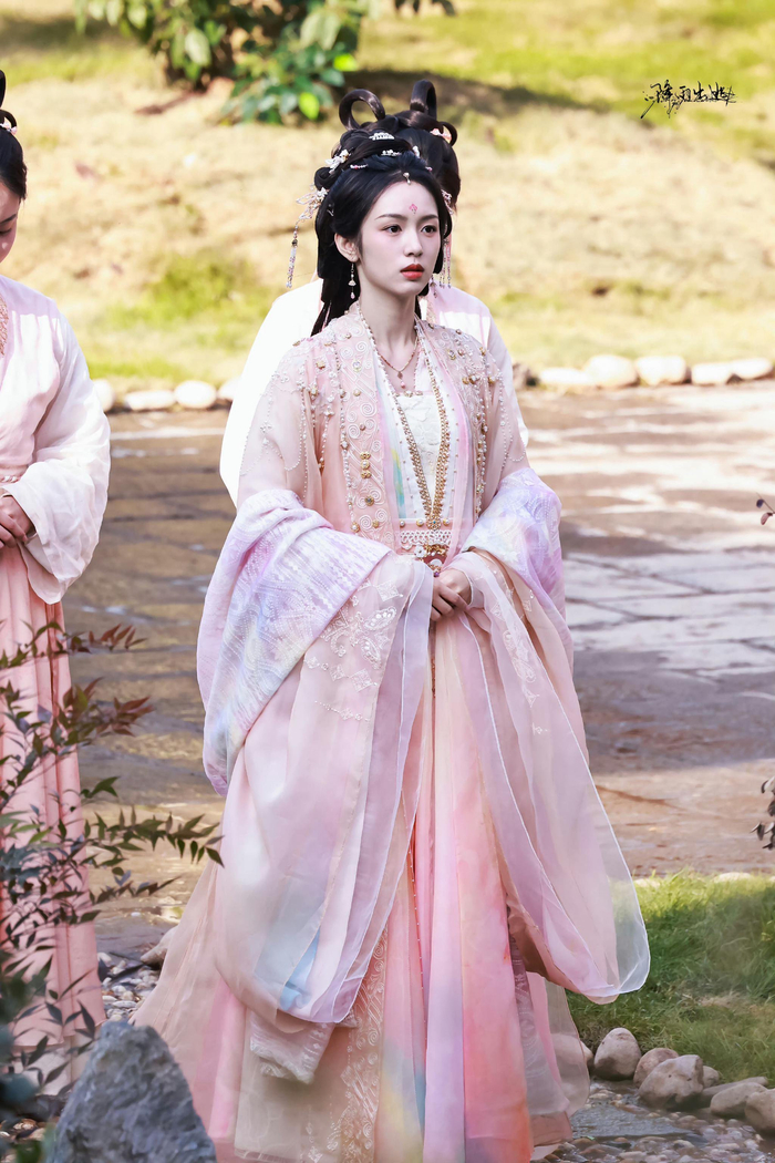 周也《锦月如歌》华服_新浪新闻