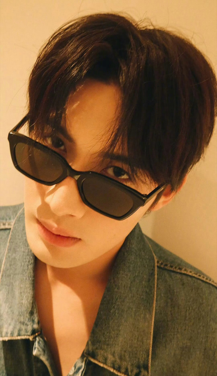 张彬彬时尚自拍,又酷又帅气场全开,自带氛围感|张彬彬_新浪新闻