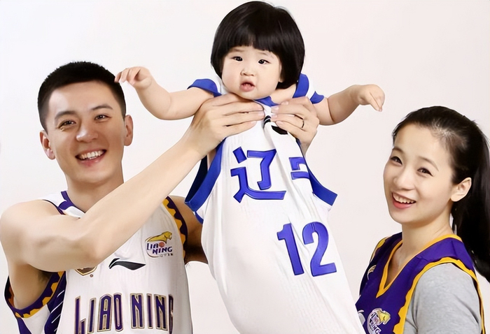 曝杨鸣3次提出离婚!拖了4年妻子仍没同意,1家4口破裂,太唏嘘