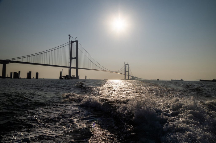 2023年11月28日，广东深圳，随着最后一方压舱混凝土浇筑完成，国家重大工程深中通道主线全线贯通。IC photo 图