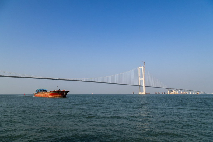 2023年11月28日，广东深圳，随着最后一方压舱混凝土浇筑完成，国家重大工程深中通道主线全线贯通。IC photo 图