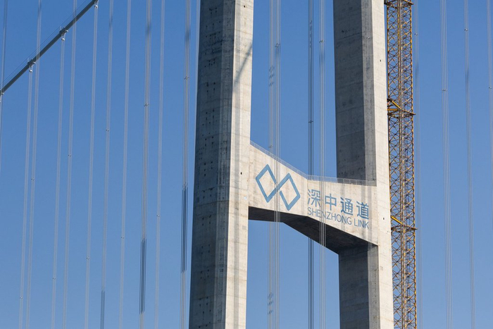 2023年11月28日，广东深圳，随着最后一方压舱混凝土浇筑完成，国家重大工程深中通道主线全线贯通。IC photo 图