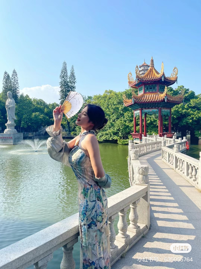 莞莞在旅游时穿着新中式（受访者供图）