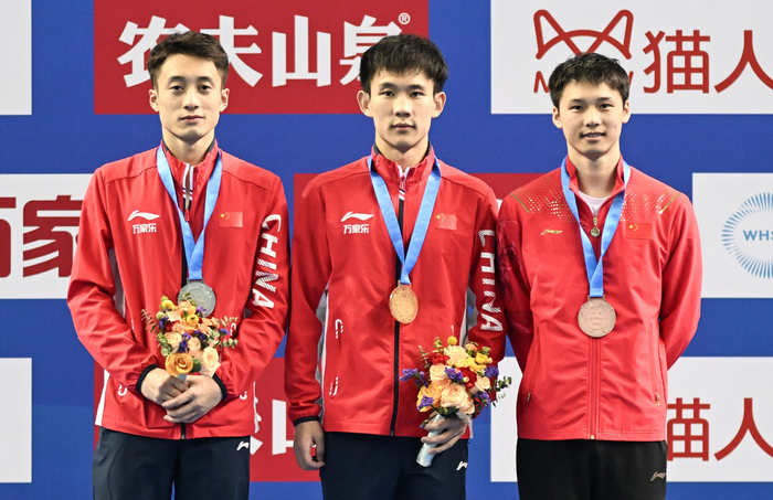亚军山东洲克队选手练俊杰(左),季军广东海印队选手陈艾森在领奖台上