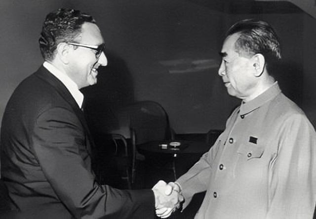 1971年7月，美国总统特使基辛格秘密访华，与周恩来总理会谈。（图/共产党员网）