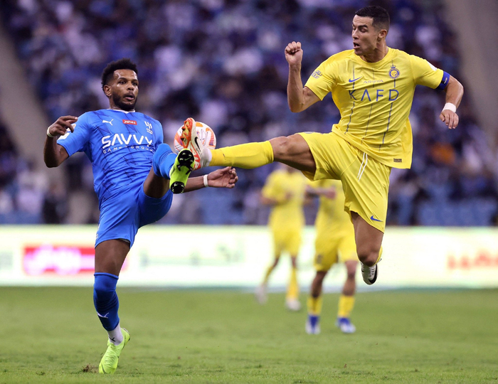 C罗和对手拼抢。