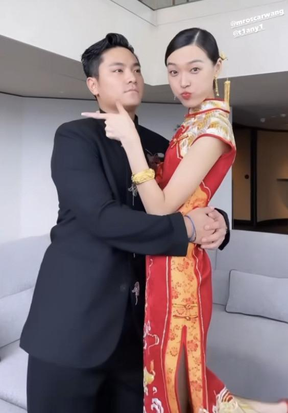 当天上午,王令尘与游天翼在酒店内举行了简单的婚礼仪式,他们在社交网