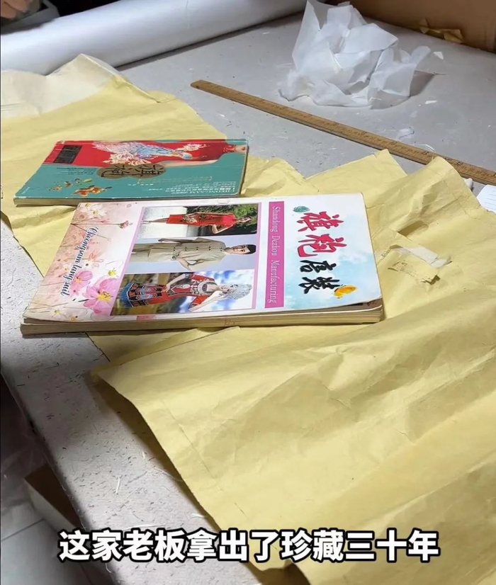 〓一本古早旗袍杂志，透露出裁缝的从业时长 图源：辣妈馒头哥