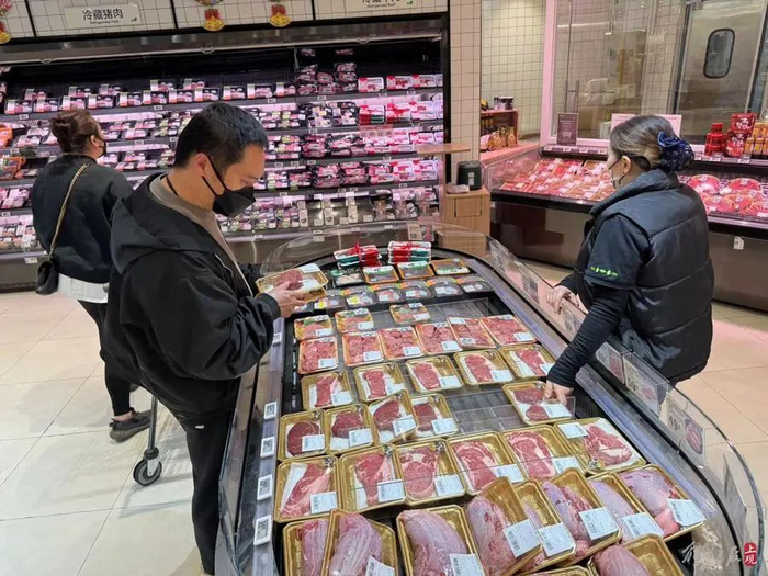 高科西路山姆会员店与长宁路盒马Premier店里的肉禽柜台照明灯光都接近自然光