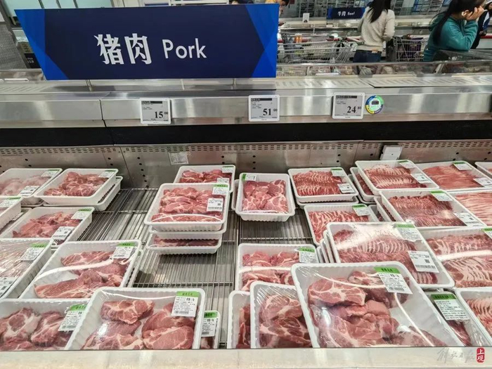 高科西路山姆会员店与长宁路盒马Premier店里的肉禽柜台照明灯光都接近自然光