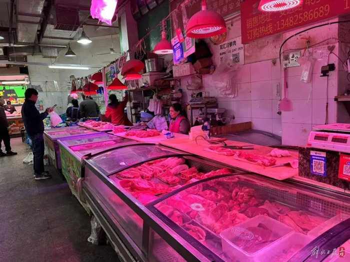 晟荟邨市场的肉摊仍旧“红彤彤”