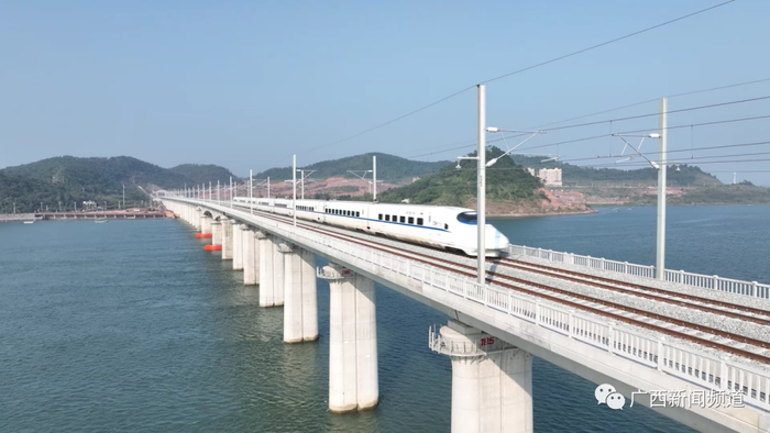 防东铁路的通车将结束两地间不通铁路的历史届时通行