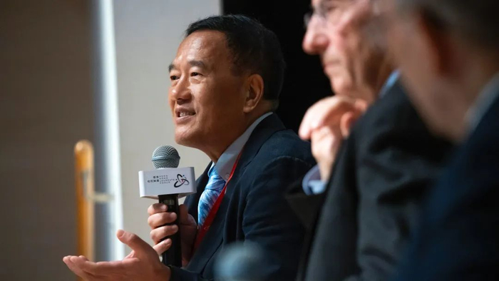 出品 | 虎嗅医疗组作者 | 陈广晶编辑 | 王一鹏头图 | 王晓东院士在首届香港桂冠论坛现场与青年学者互动/来自：香港桂冠论坛委员会