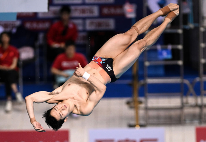 12月1日，王宗源在比赛中，他以547.20分获得冠军。新华社记者 程敏 摄