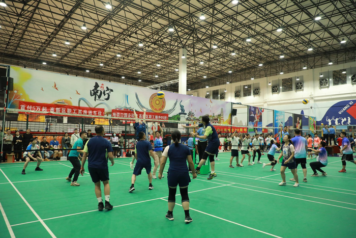 南宁高新区举办职工混合气排球比赛