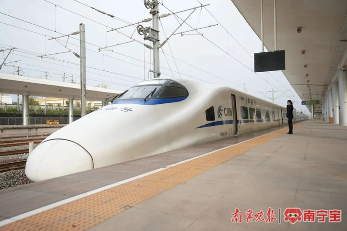 试运行列车从防城港北站开出