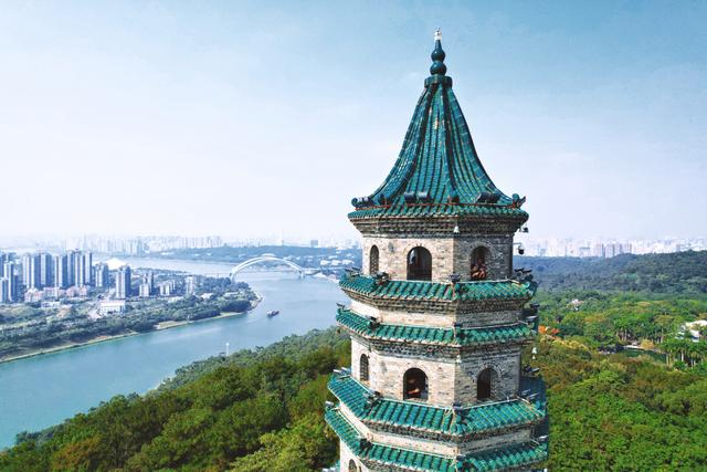 市区往东南约9公里处的邕江江畔,青山顶上有一座高高的宝塔,叫龙象塔
