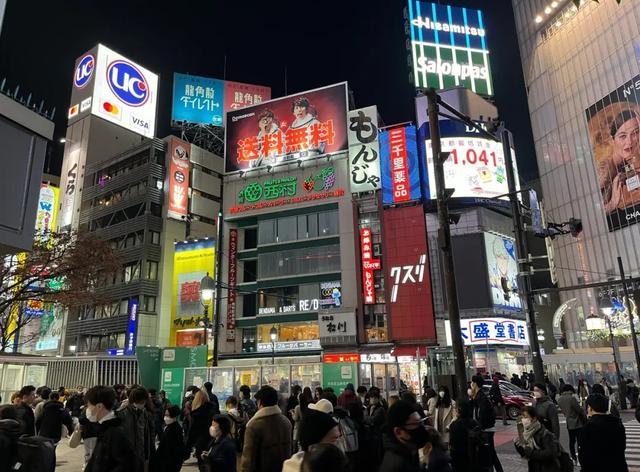 日本東京街頭的人群在經濟全面停滯的背景下,日本國民的精神面貌已經