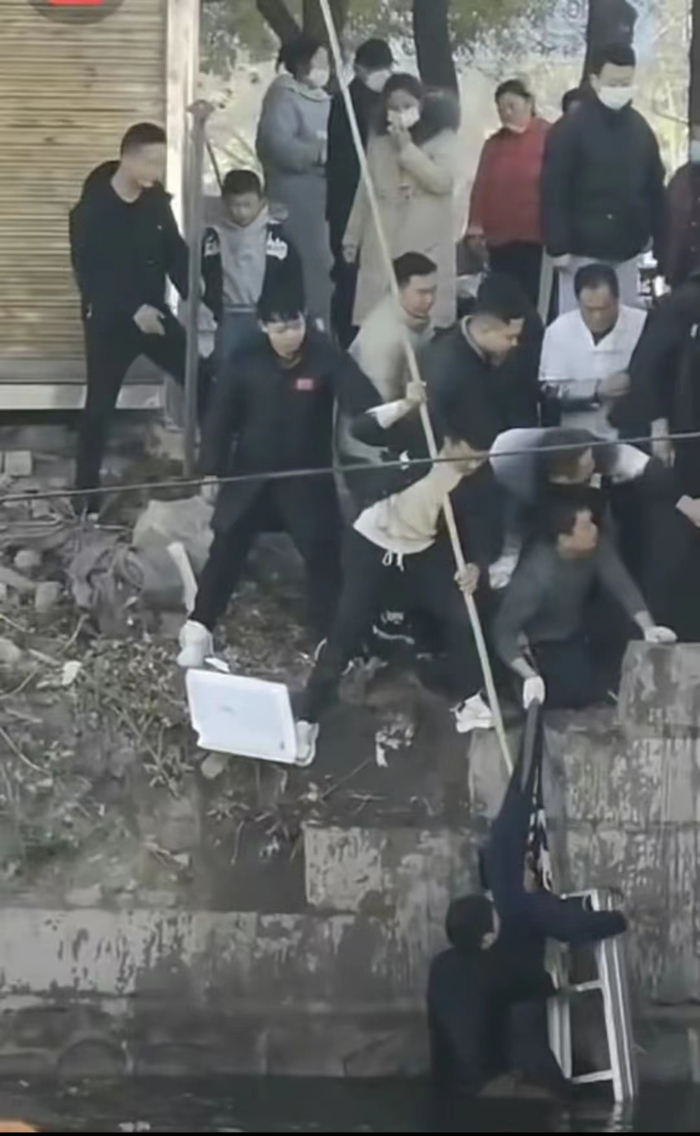 赵宏伟和落水者被拉上岸。 图源：视频截图