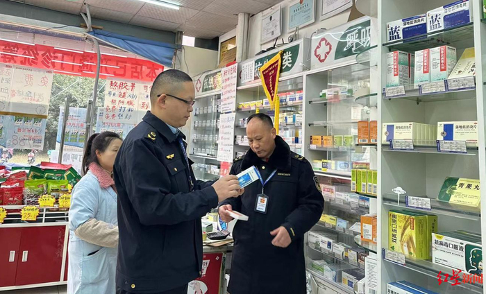 接到举报后，万年场市场监督管理所第一时间组织执法人员对涉事药店进行现场检查