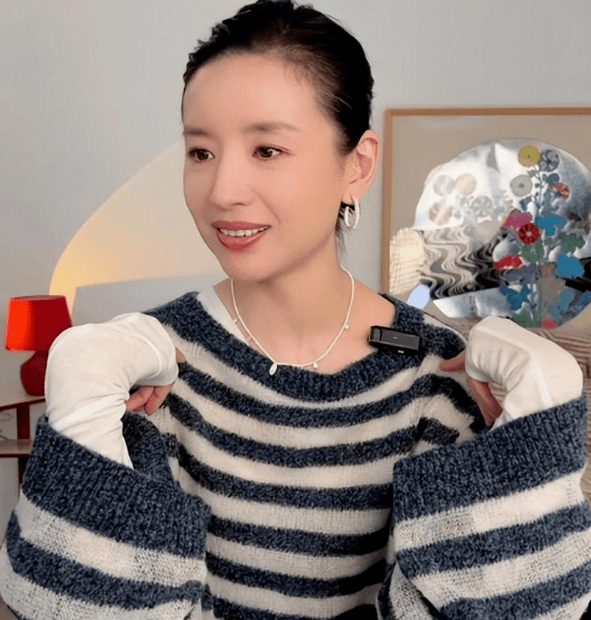 董洁和帅哥约会新恋情曝光,转战直播收入上亿,翻红之后越过越好|董洁